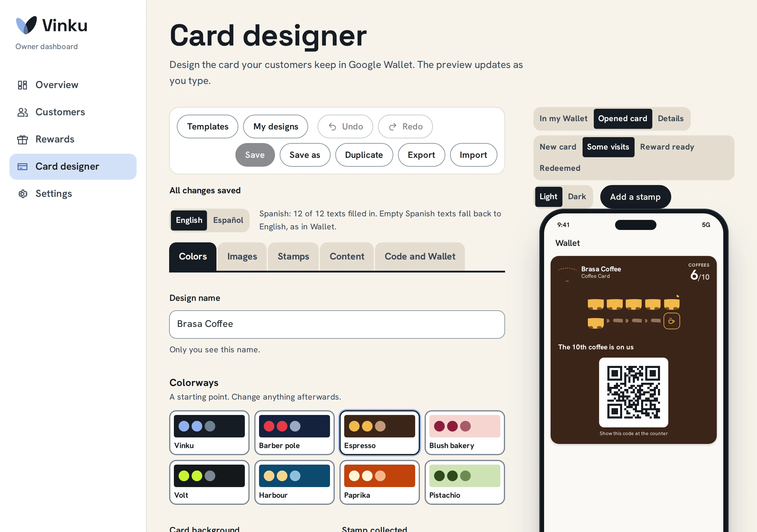 Diseñador de tarjetas del panel, con las opciones a la izquierda y la vista previa de la tarjeta de una cafetería en un teléfono a la derecha
